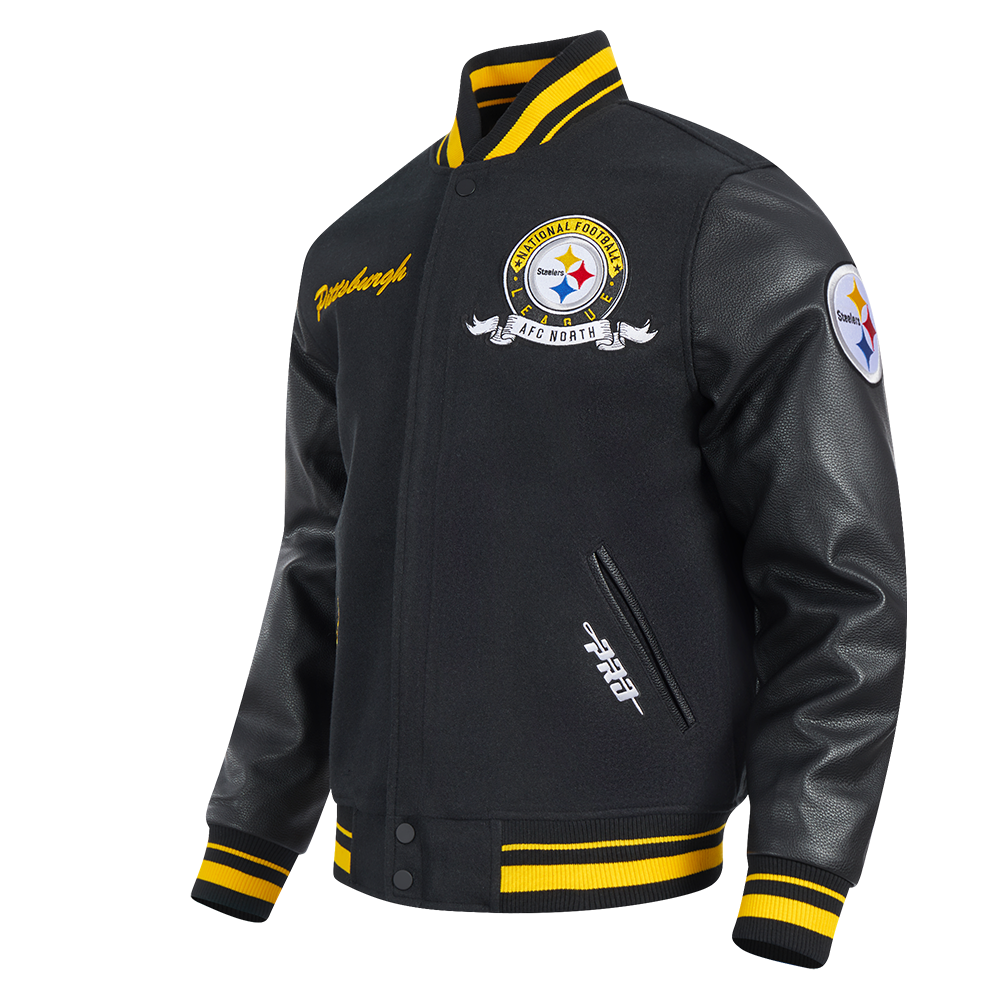 Chamarra Varsity Pro Standard Team Badge Pittsburgh Steelers