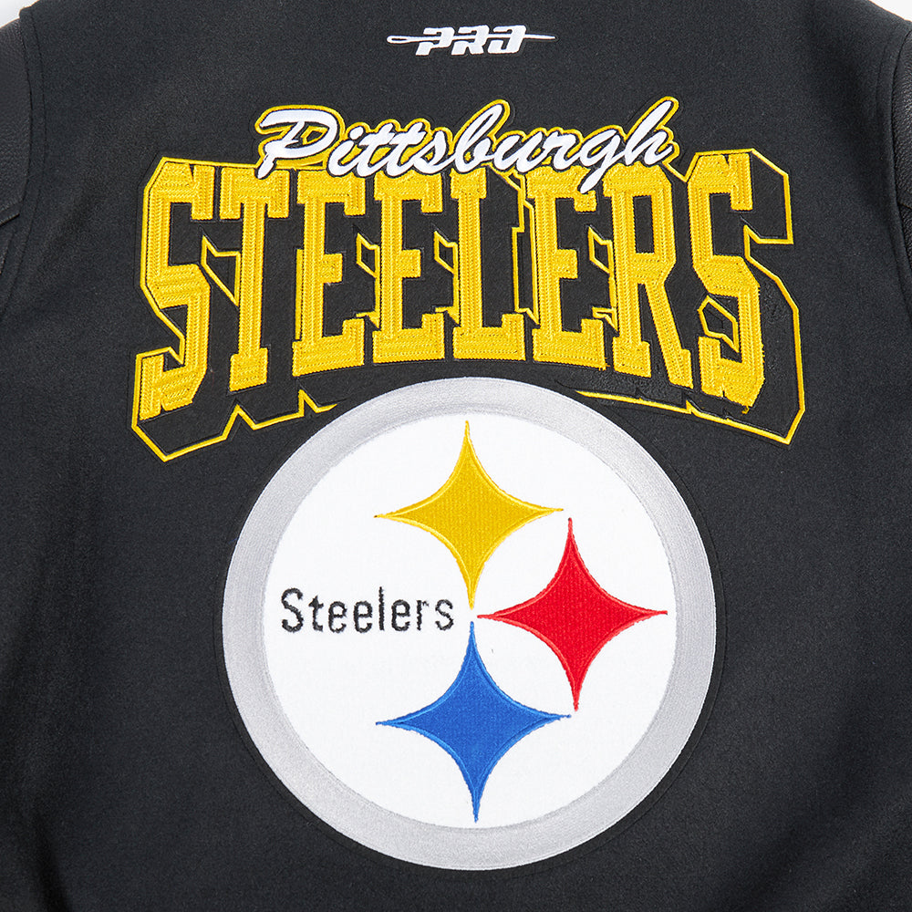 Chamarra Varsity Pro Standard Team Badge Pittsburgh Steelers