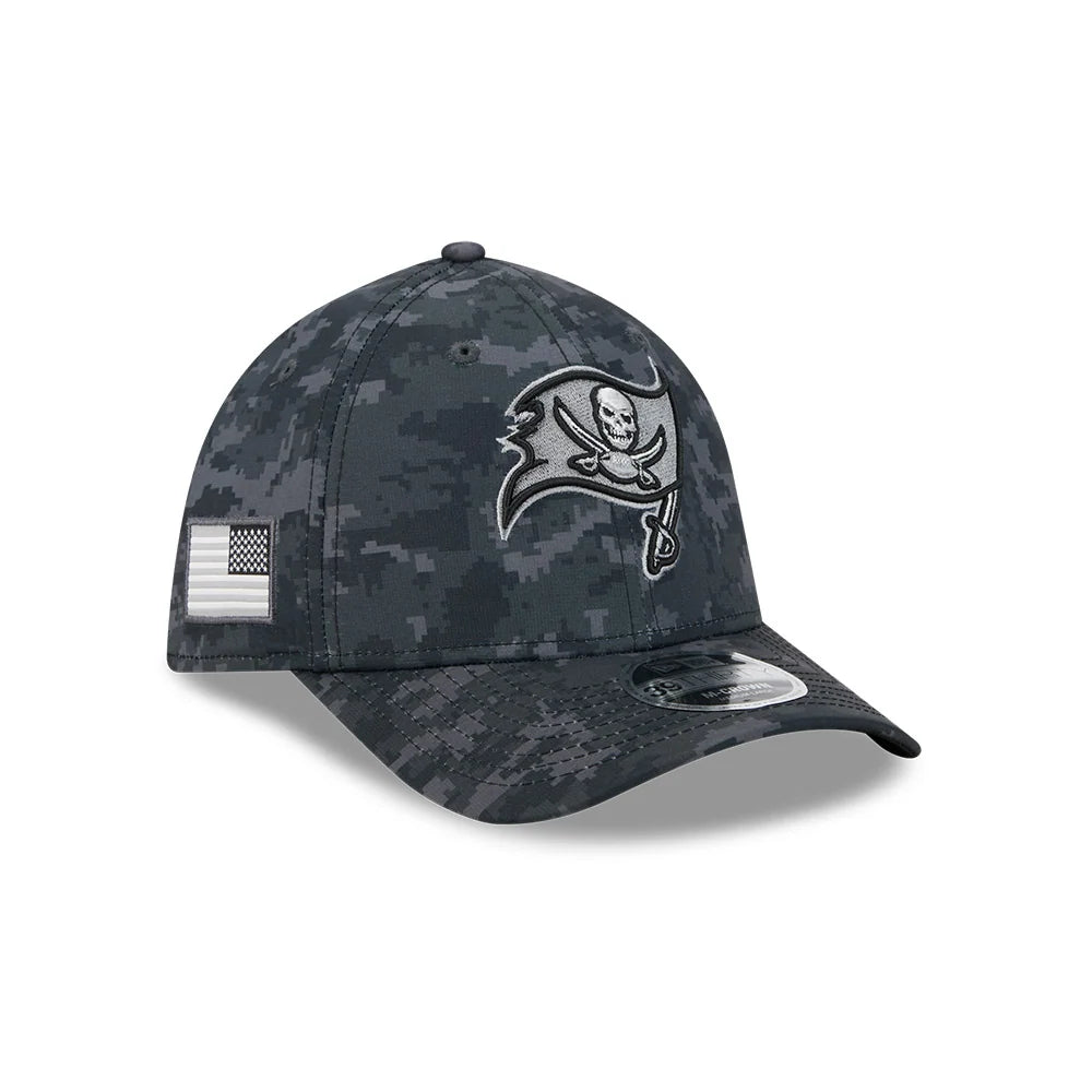 Gorra New Era 3930 Salute To Service 26 Buccaneers