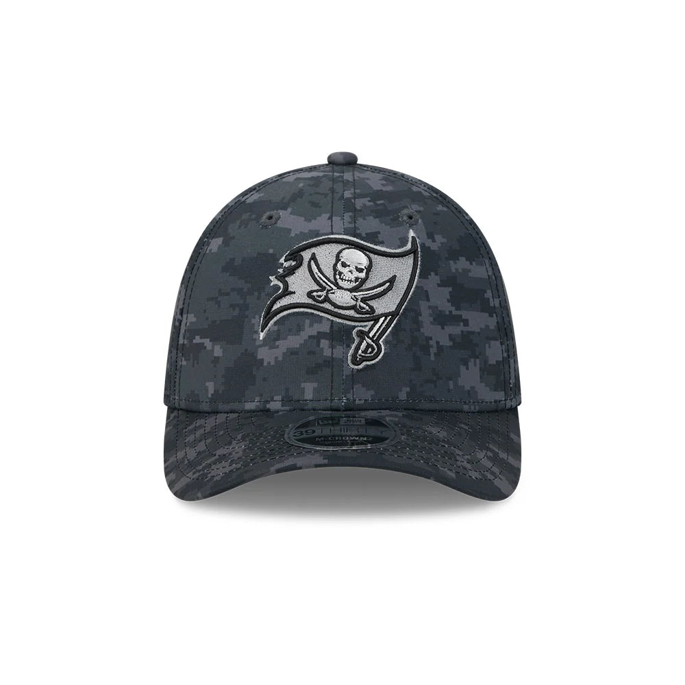Gorra New Era 3930 Salute To Service 26 Buccaneers