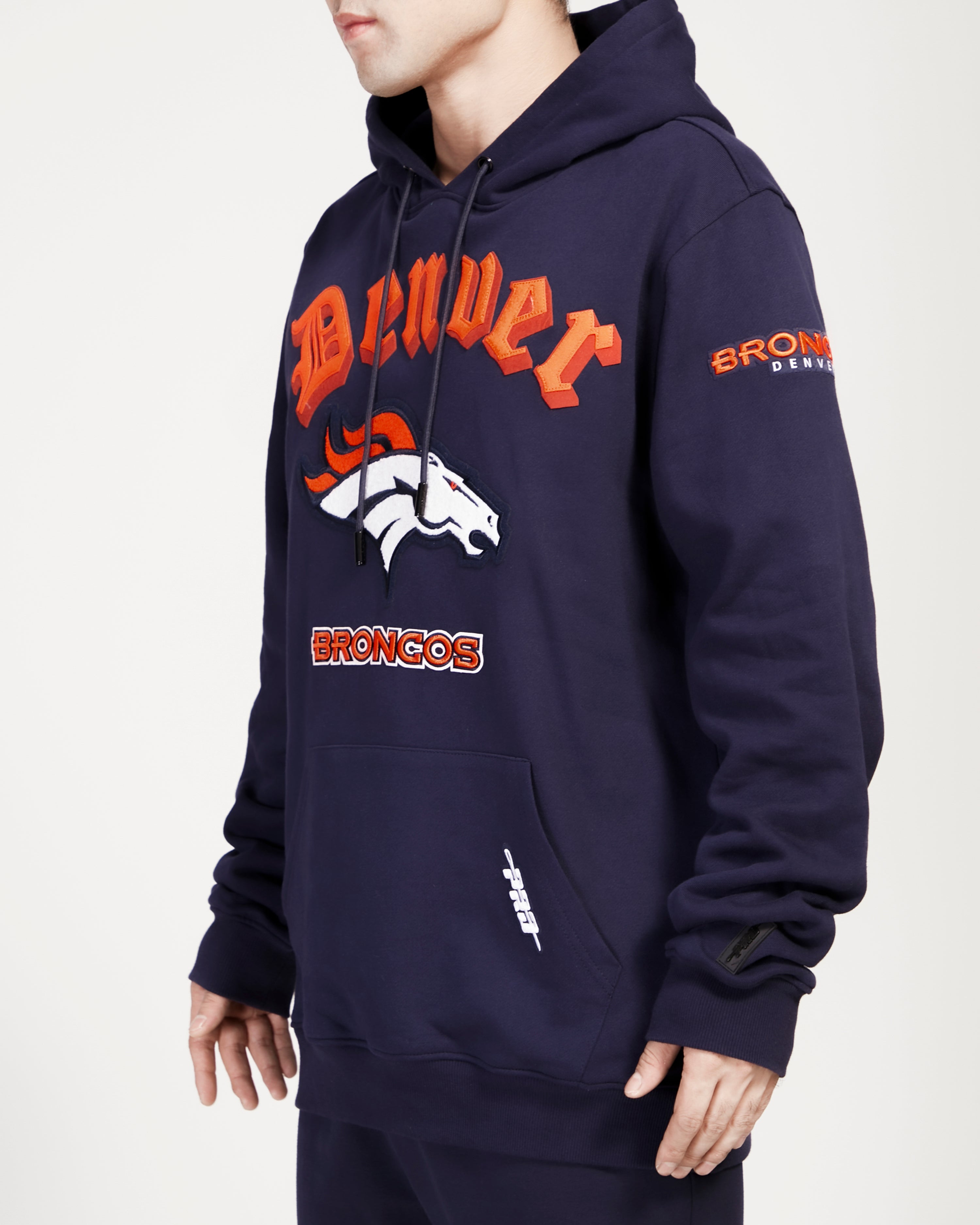 Sudadera Pro Standard Old English Denver Broncos