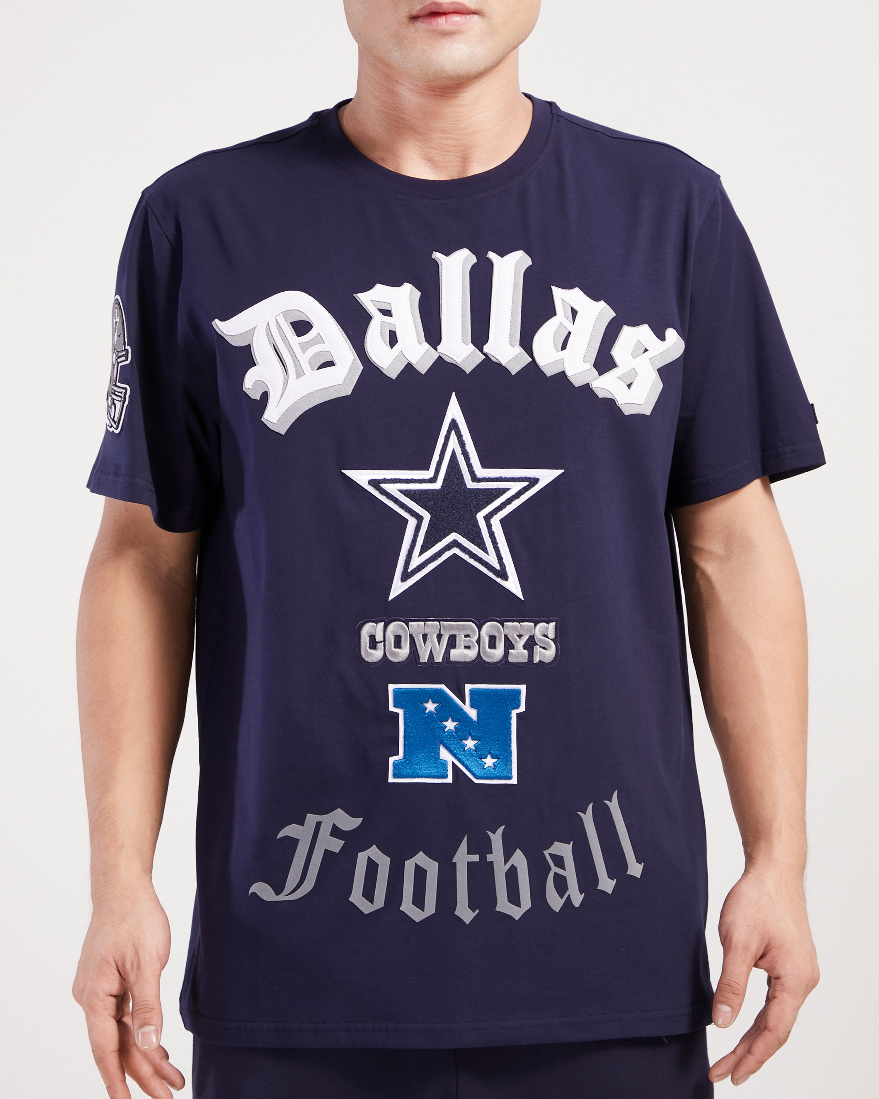 Playera Pro Standard Old English Dallas Cowboys - NERIAS DEPORTES