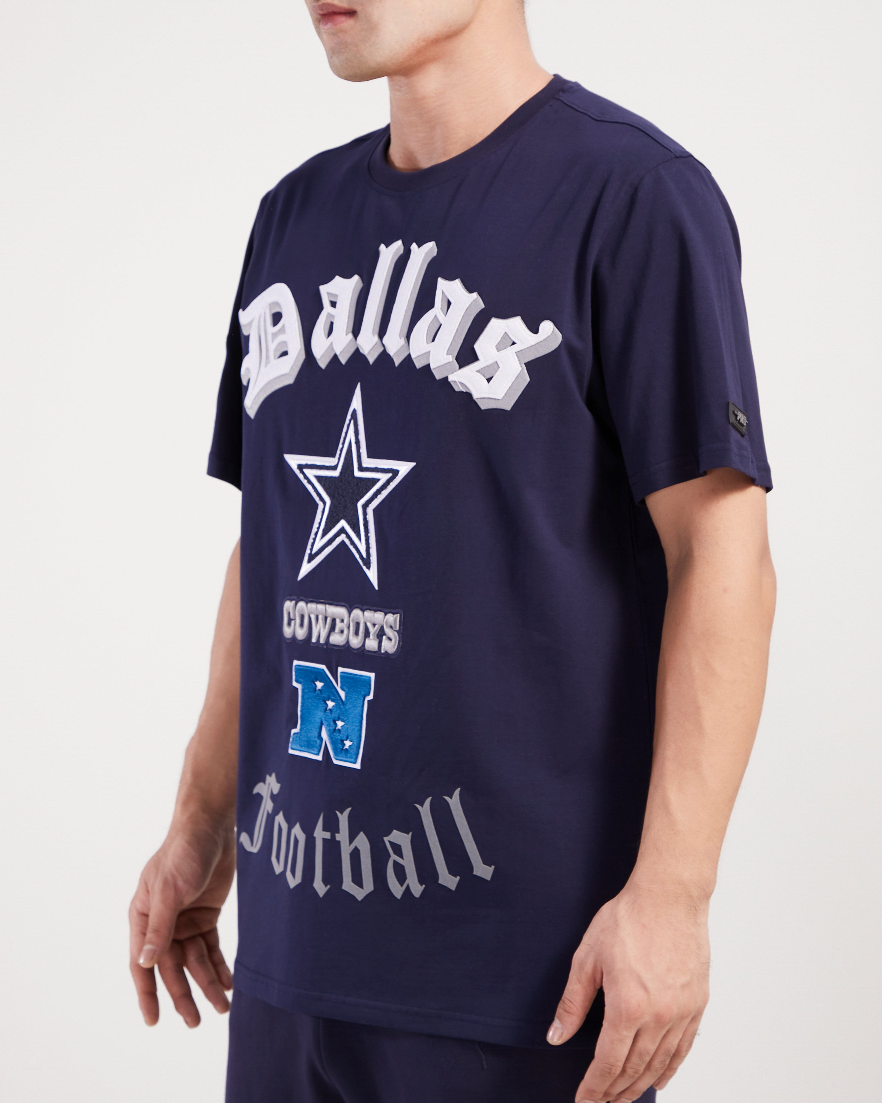 Playera Pro Standard Old English Dallas Cowboys - NERIAS DEPORTES