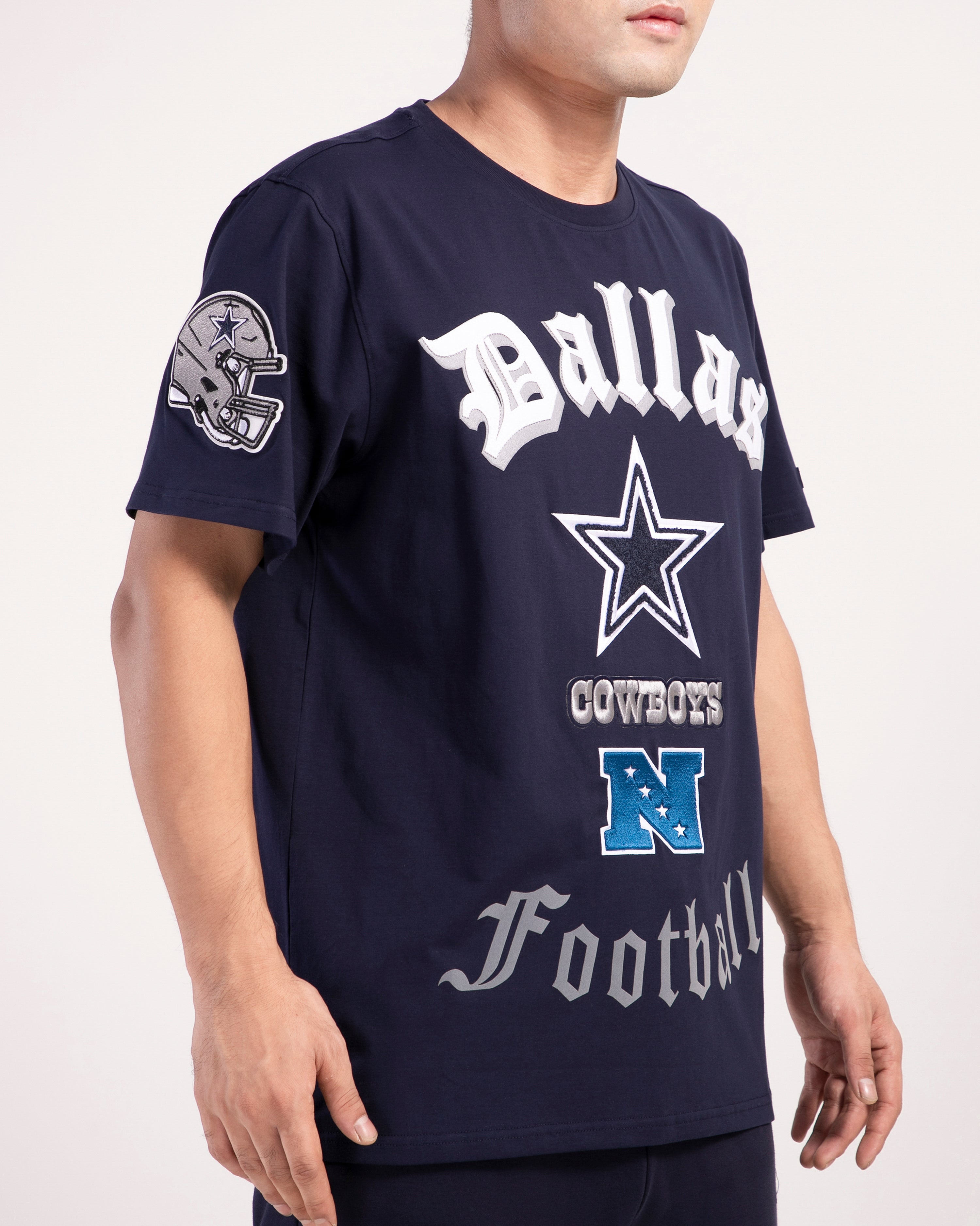 Playera Pro Standard Old English Dallas Cowboys - NERIAS DEPORTES