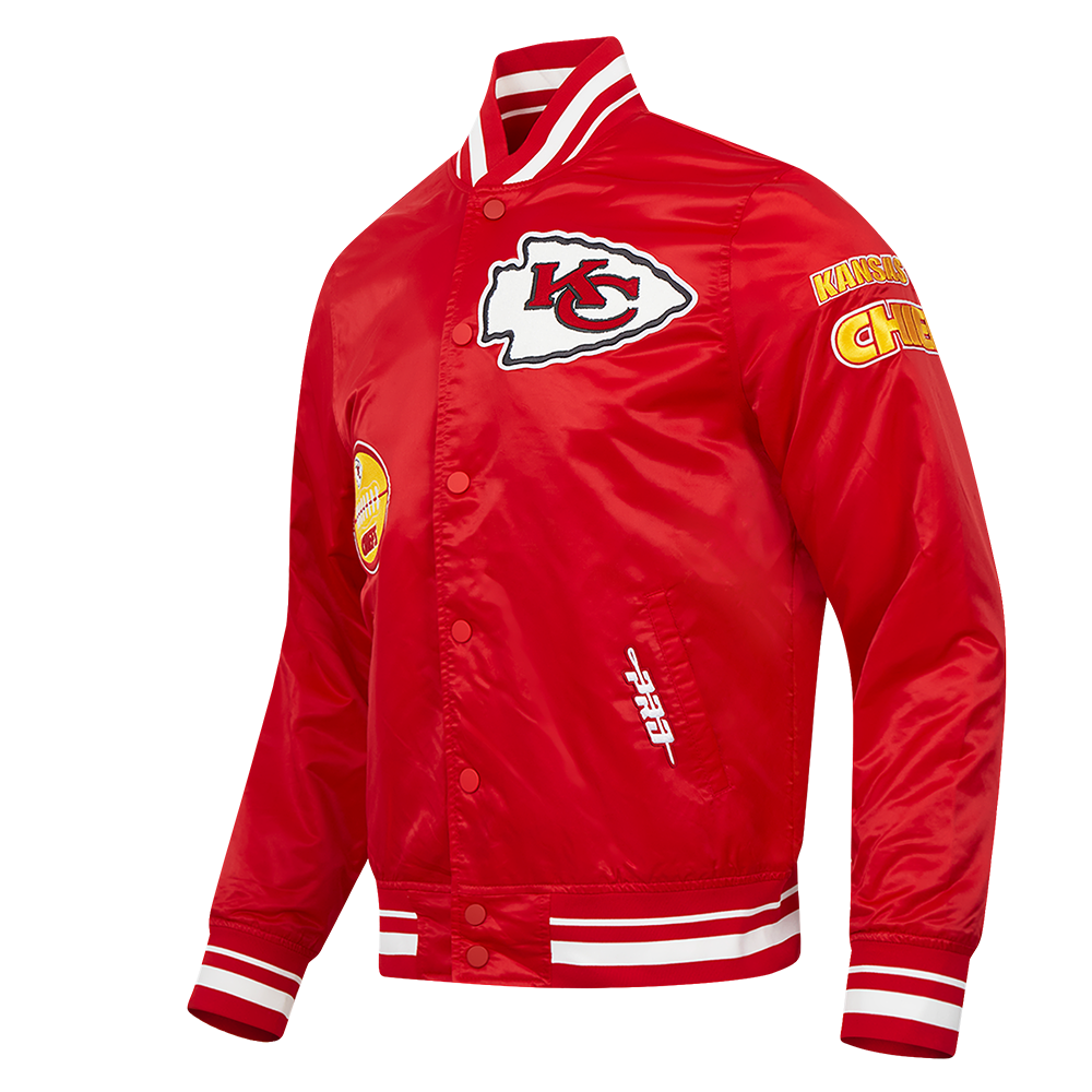 Chamarra Pro Standard Satín Old English Kansas City Chiefs