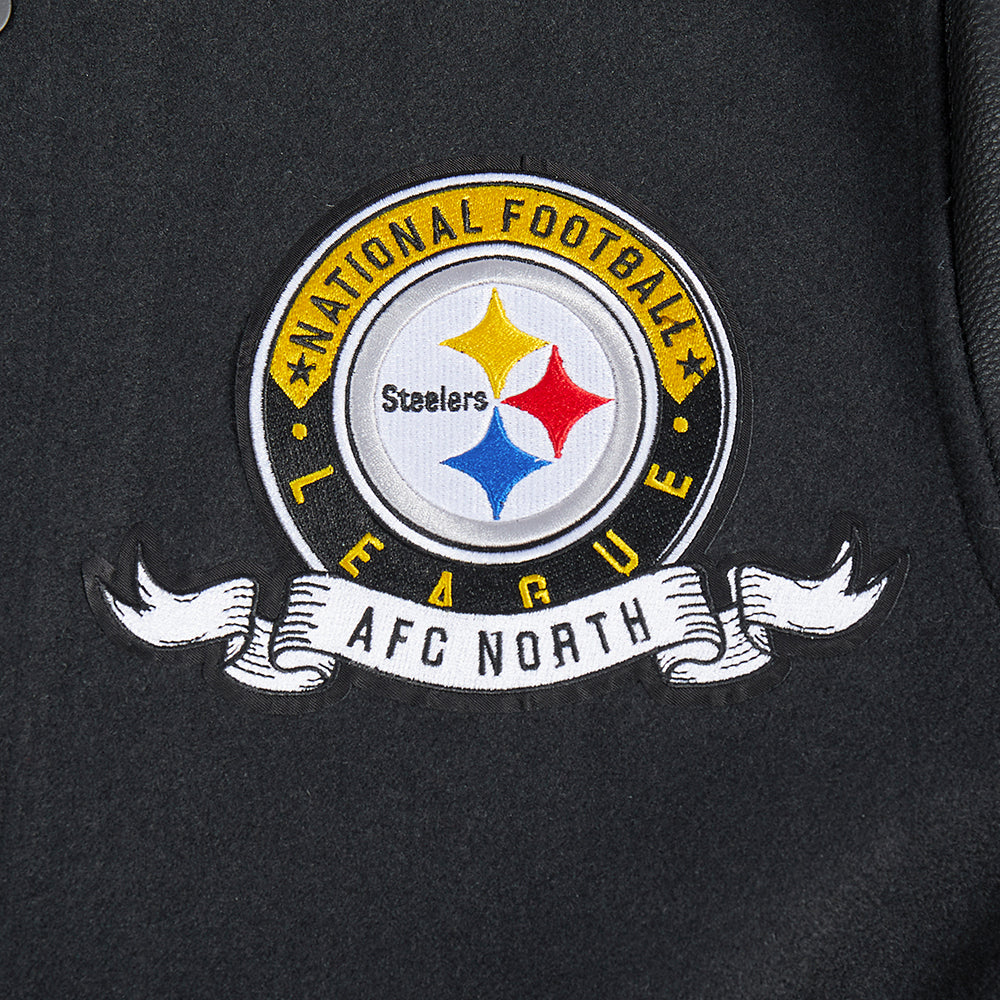 Chamarra Varsity Pro Standard Team Badge Pittsburgh Steelers