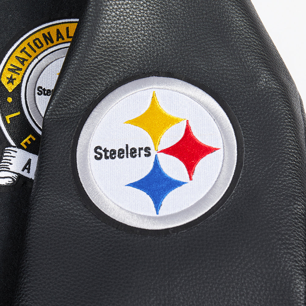 Chamarra Varsity Pro Standard Team Badge Pittsburgh Steelers