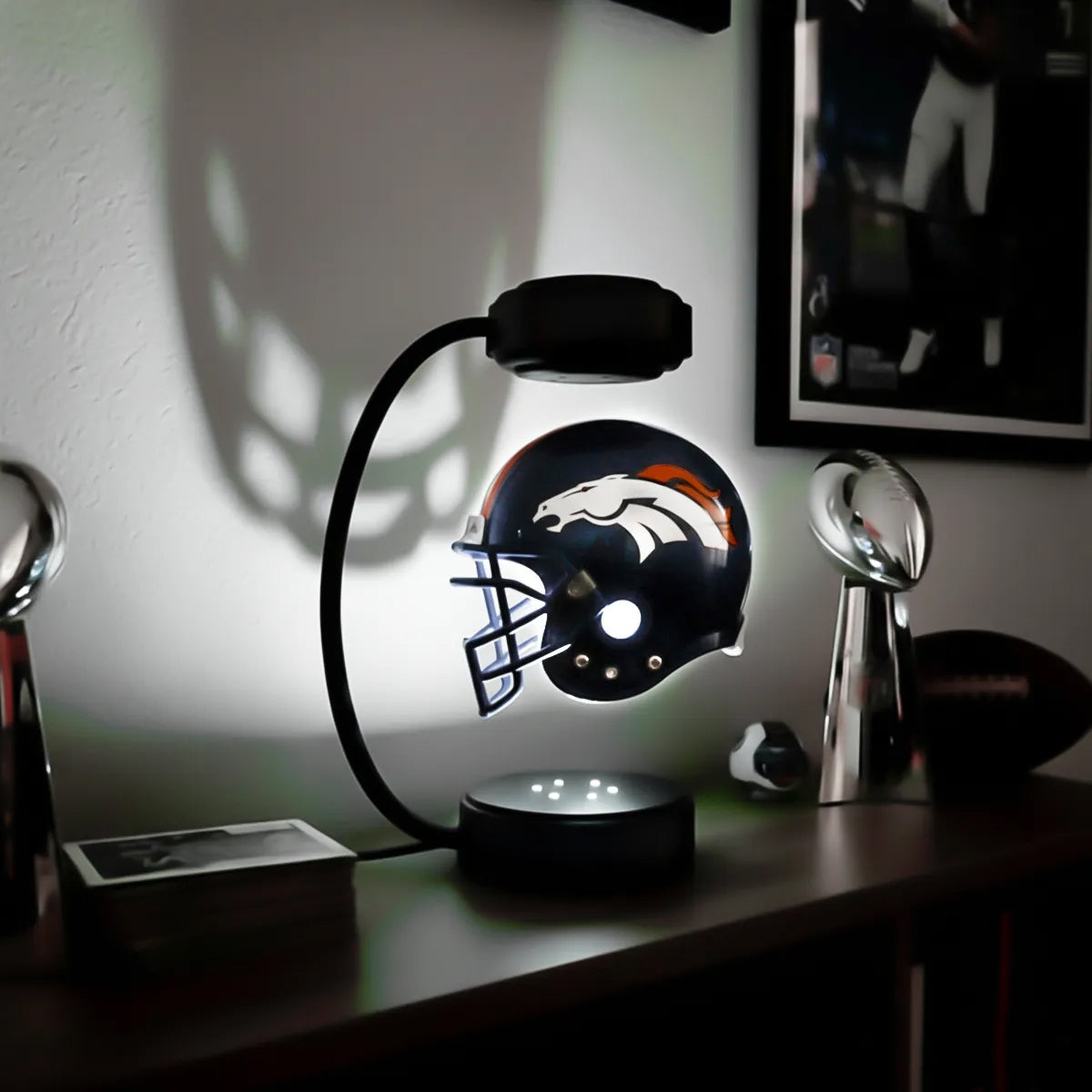 Lámpara Led Casco Flotante Giratorio NFL Denver Broncos - NERIAS DEPORTES